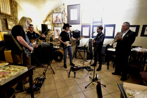 Dřevěné pytlí v jutových uhlích